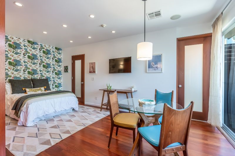 Spacious Silver Lake Upper Unit Studio Apartment - Photo 6