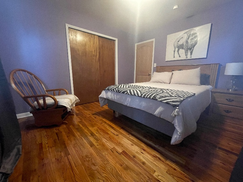 Cheerful 3 bedroom top duplex centrally located - Photo 2