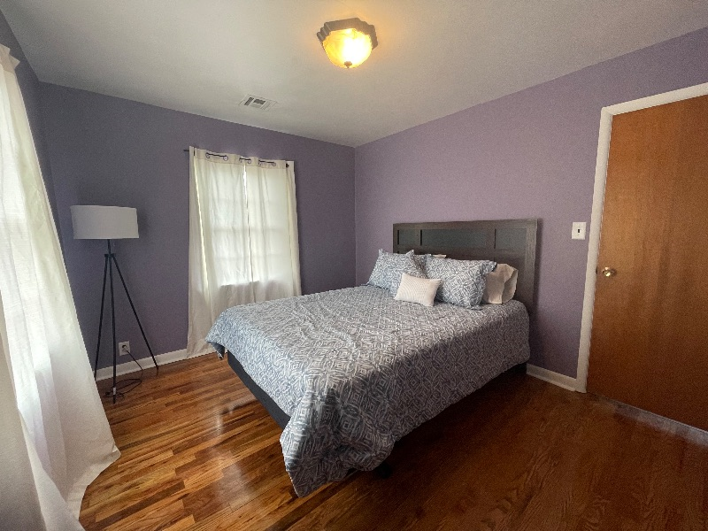 Cheerful 3 bedroom top duplex centrally located - Photo 3