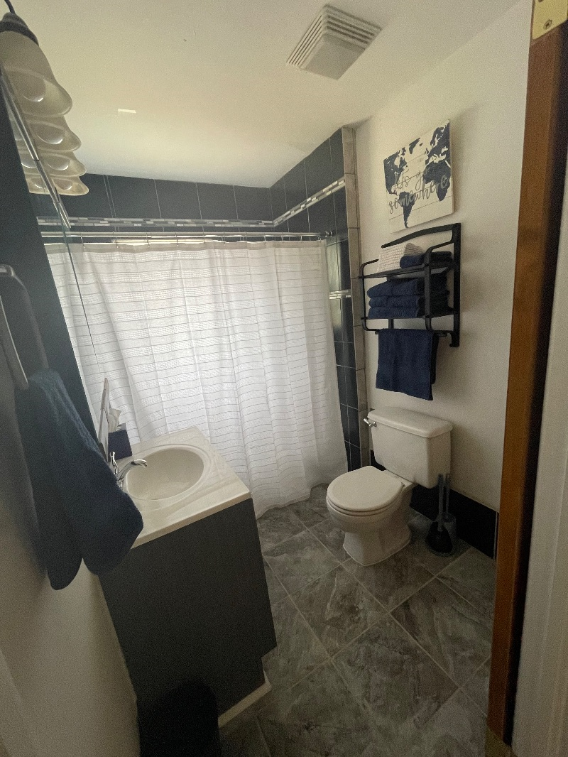 Cheerful 3 bedroom top duplex centrally located - Photo 4