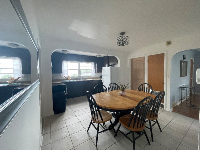 Cheerful 3 bedroom top duplex centrally located - Photo 6