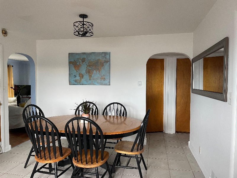 Cheerful 3 bedroom top duplex centrally located - Photo 7