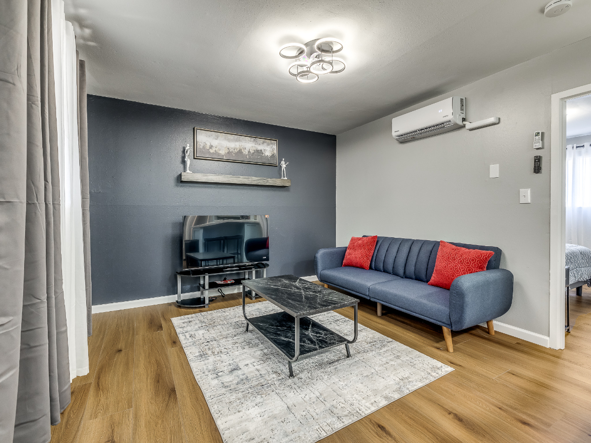 Modern Stylishly remodeled Unit near OU