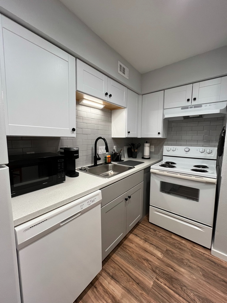 Executive Riverside Condo  - Unit A - Photo 2