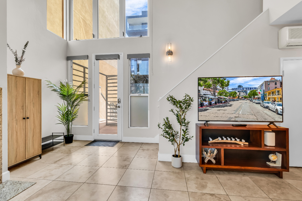 Walkable Loft in Little Italy Close to Airport, Freeways, Beaches - Photo 3