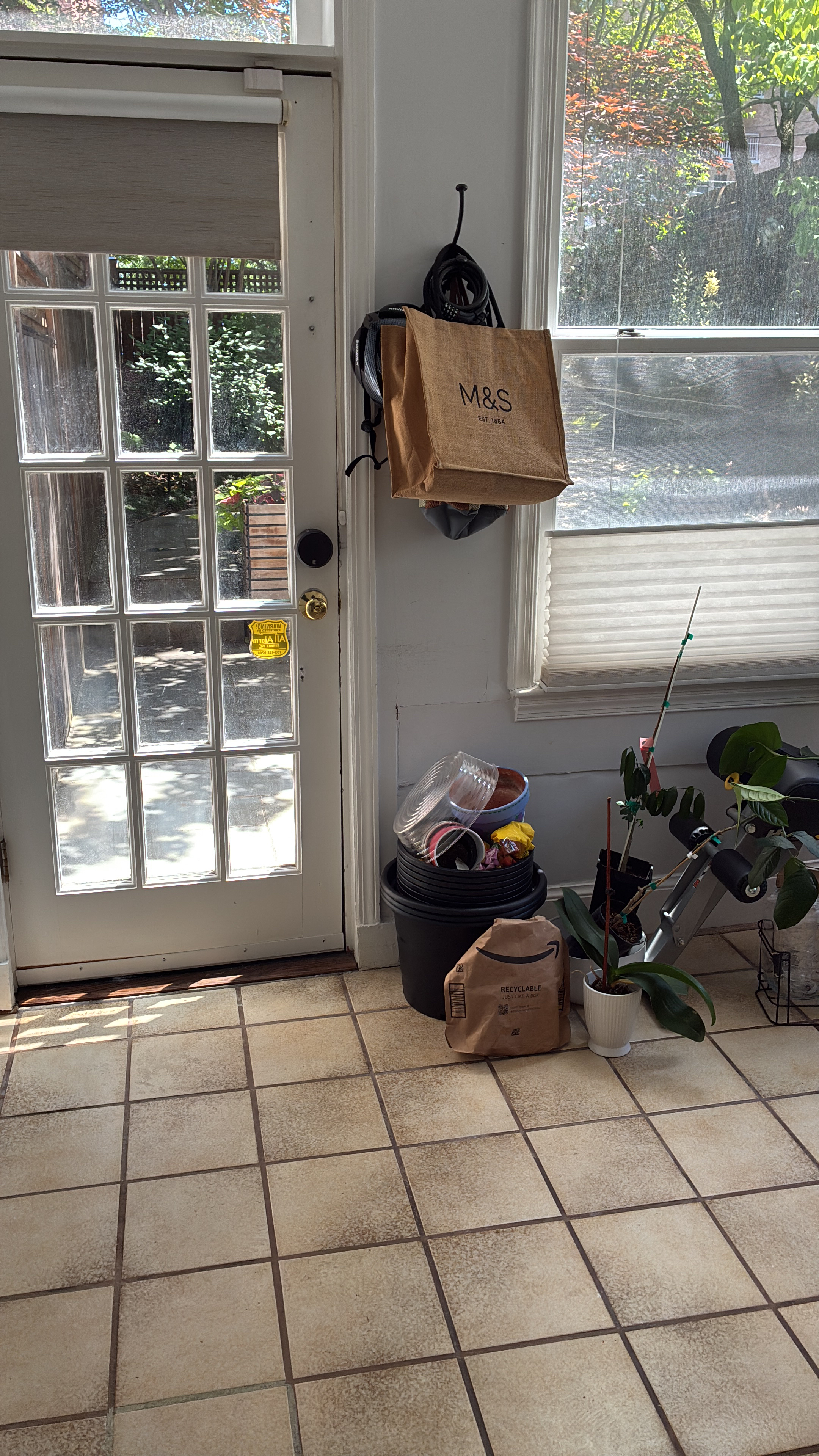 Upper NW Apartment - Photo 5