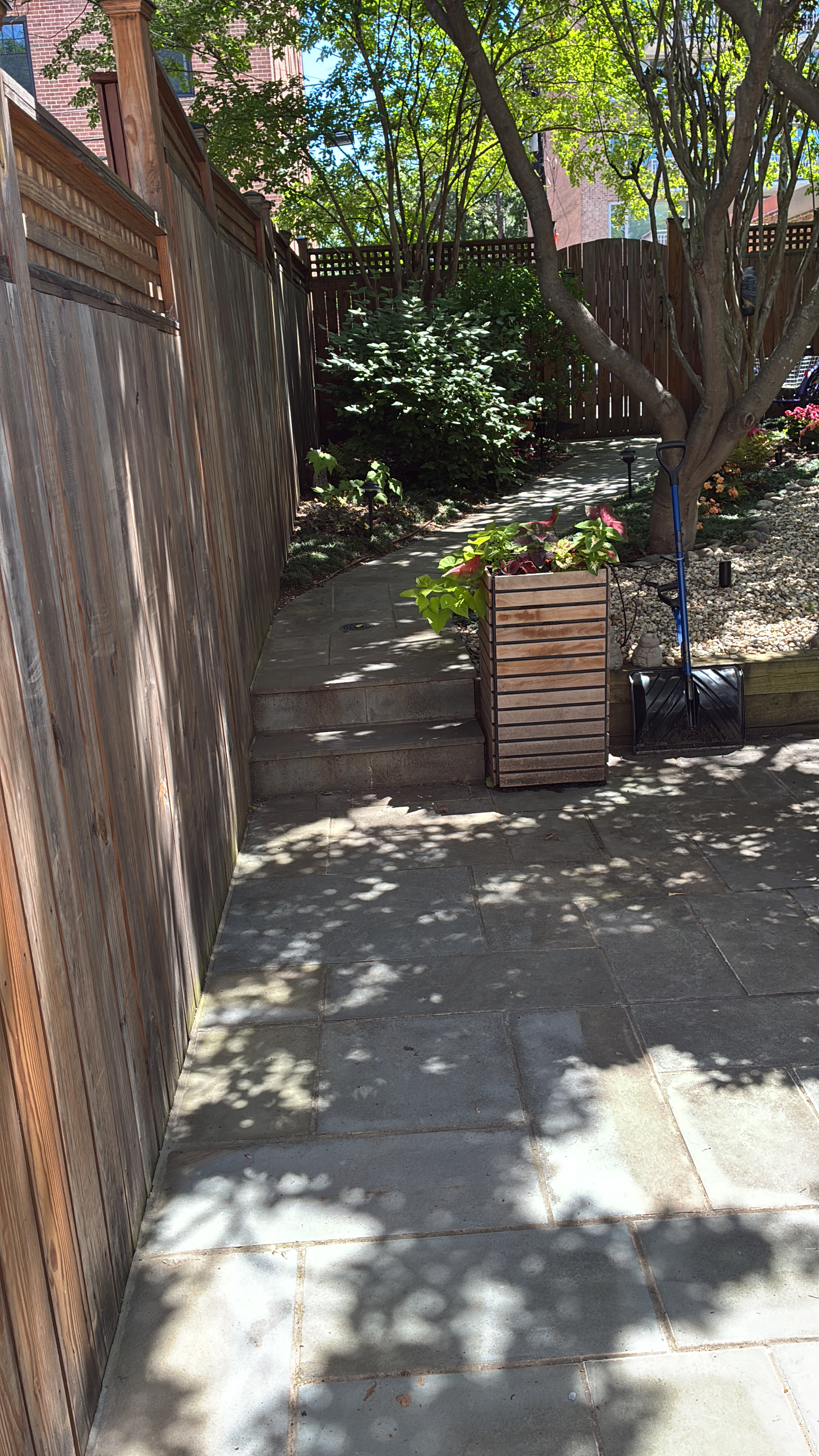 Upper NW Apartment - Photo 4