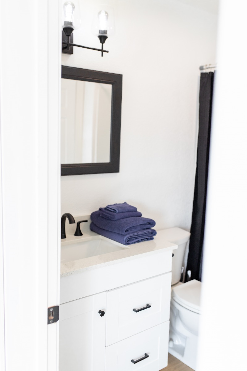 Quiet 2 bed 1.5 townhome washer drier and gargae (Pilots Lounge) - Photo 10