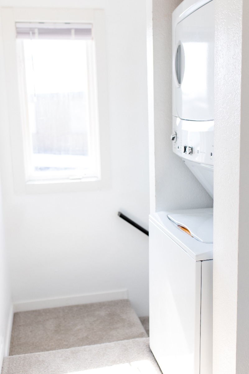 Quiet 2 bed 1.5 townhome washer drier and gargae (Pilots Lounge) - Photo 8