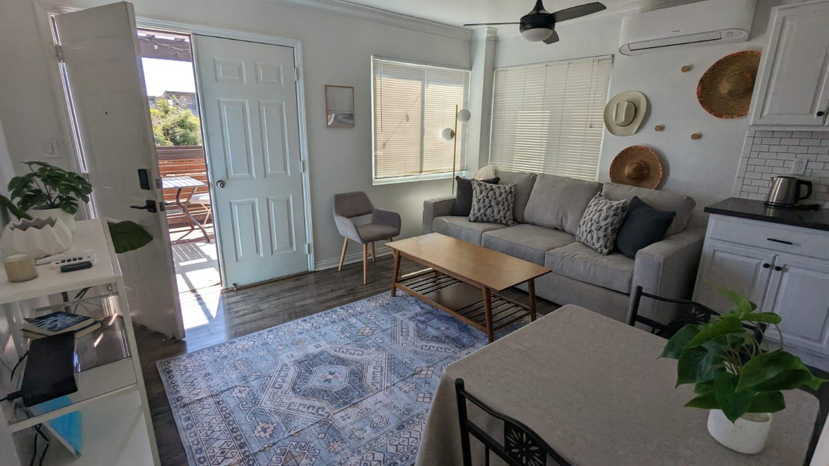 Newly renovated-furnished with 2nd story loft in ideal Crown Point neighborhood - Photo 2
