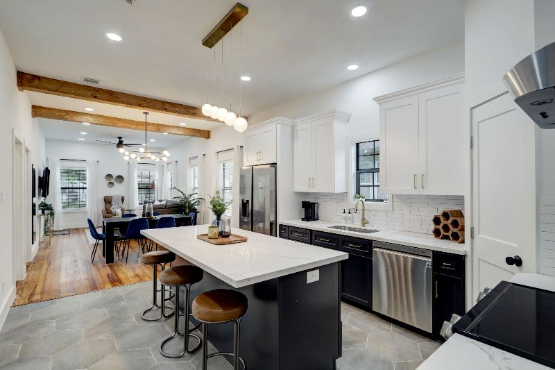 Beautiful  Bright 3-Bedroom Downtown Home - Photo 6