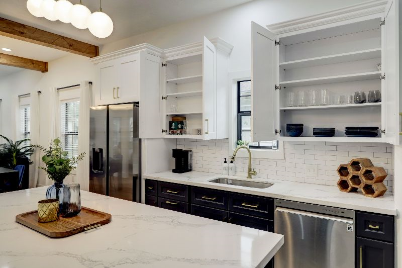 Beautiful  Bright 3-Bedroom Downtown Home - Photo 7
