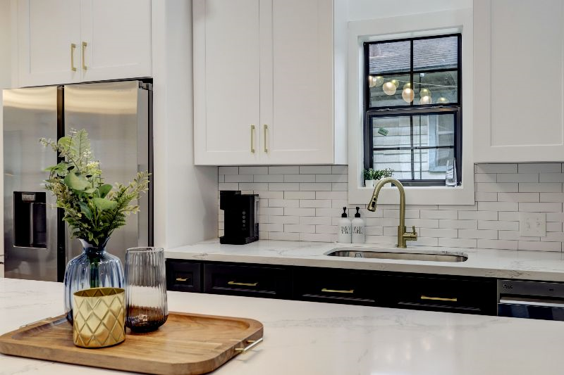 Beautiful  Bright 3-Bedroom Downtown Home - Photo 8