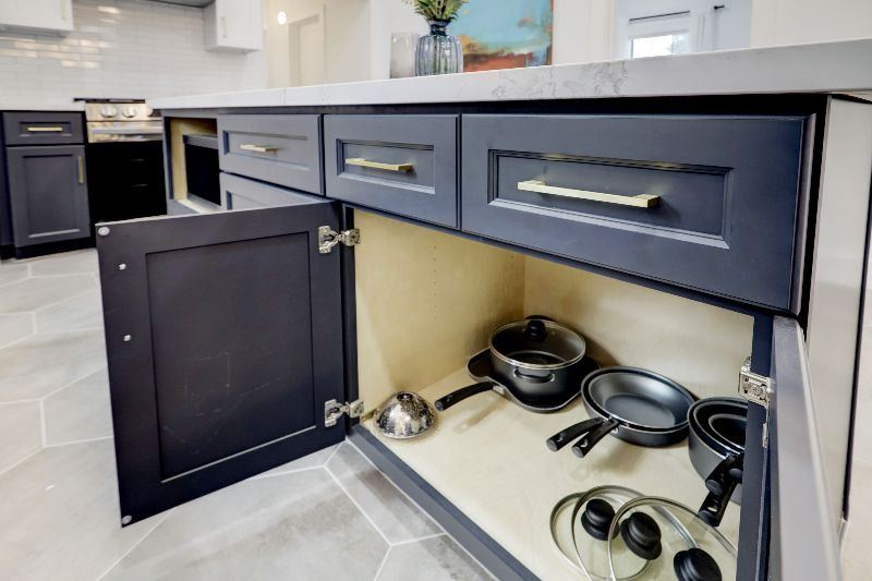 Beautiful  Bright 3-Bedroom Downtown Home - Photo 9