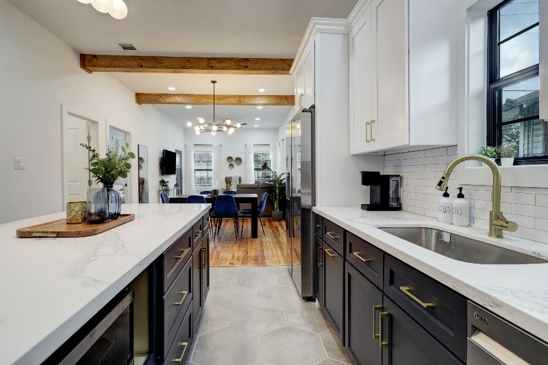 Beautiful  Bright 3-Bedroom Downtown Home - Photo 10