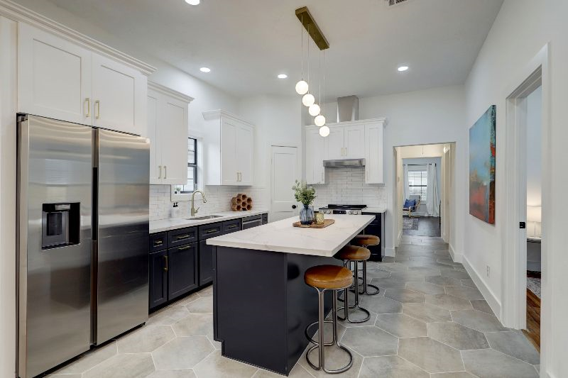 Beautiful Bright 3-Bedroom Downtown Home - Photo 5