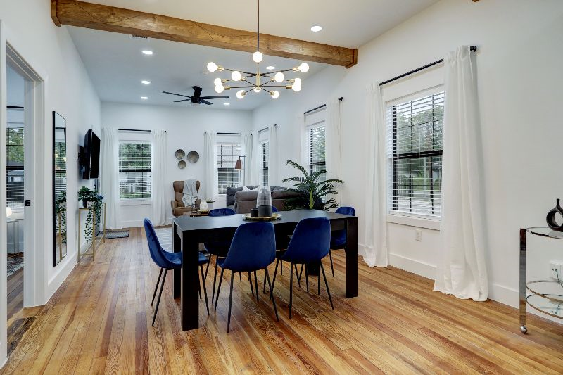 Beautiful Bright 3-Bedroom Downtown Home - Photo 4