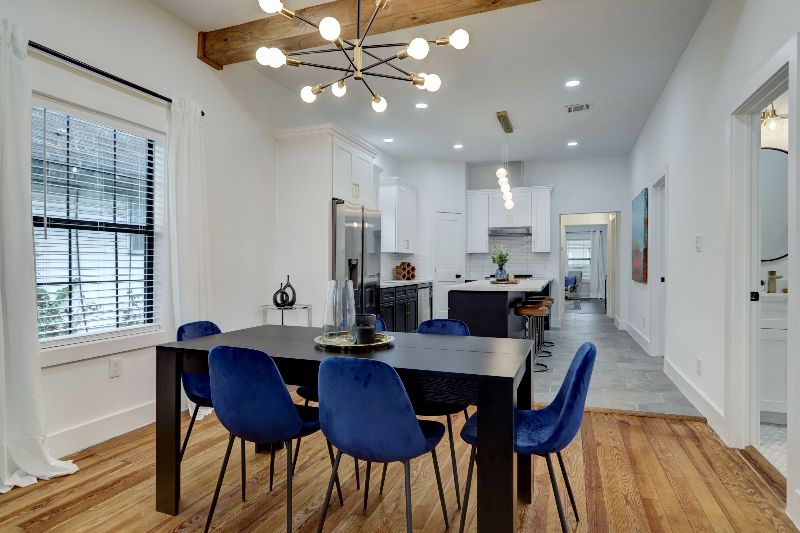 Beautiful Bright 3-Bedroom Downtown Home - Photo 3