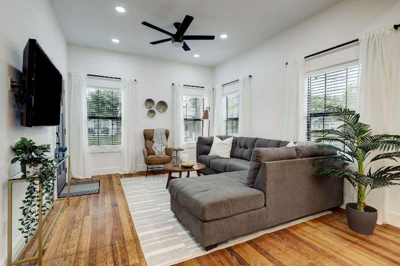 Beautiful Bright 3-Bedroom Downtown Home - Photo 1