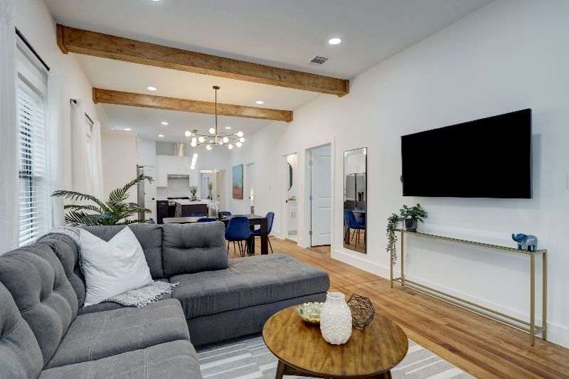 Beautiful Bright 3-Bedroom Downtown Home - Photo 2