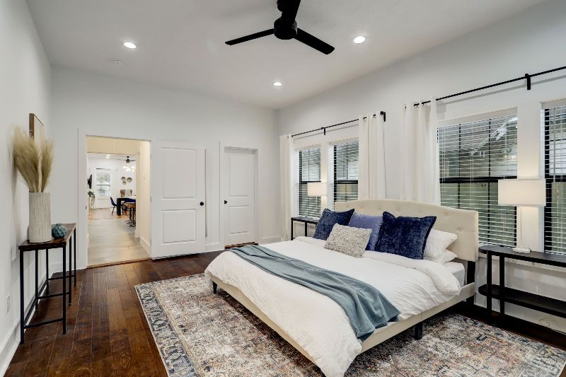 Beautiful  Bright 3-Bedroom Downtown Home - Photo 12