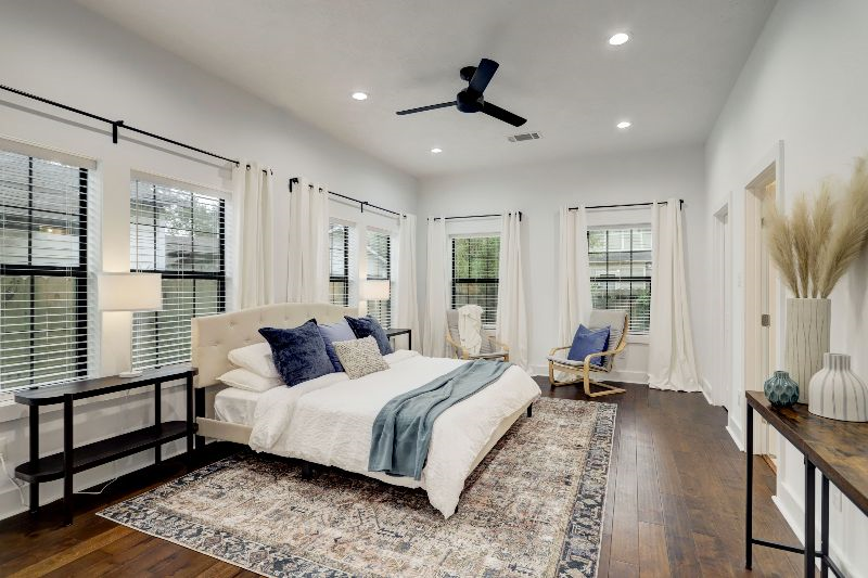 Beautiful  Bright 3-Bedroom Downtown Home - Photo 11