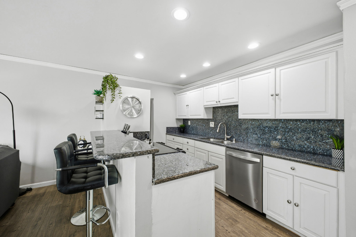 Resort Amenities - 1BR - SeaWorld - Parking - W/D - Photo 3