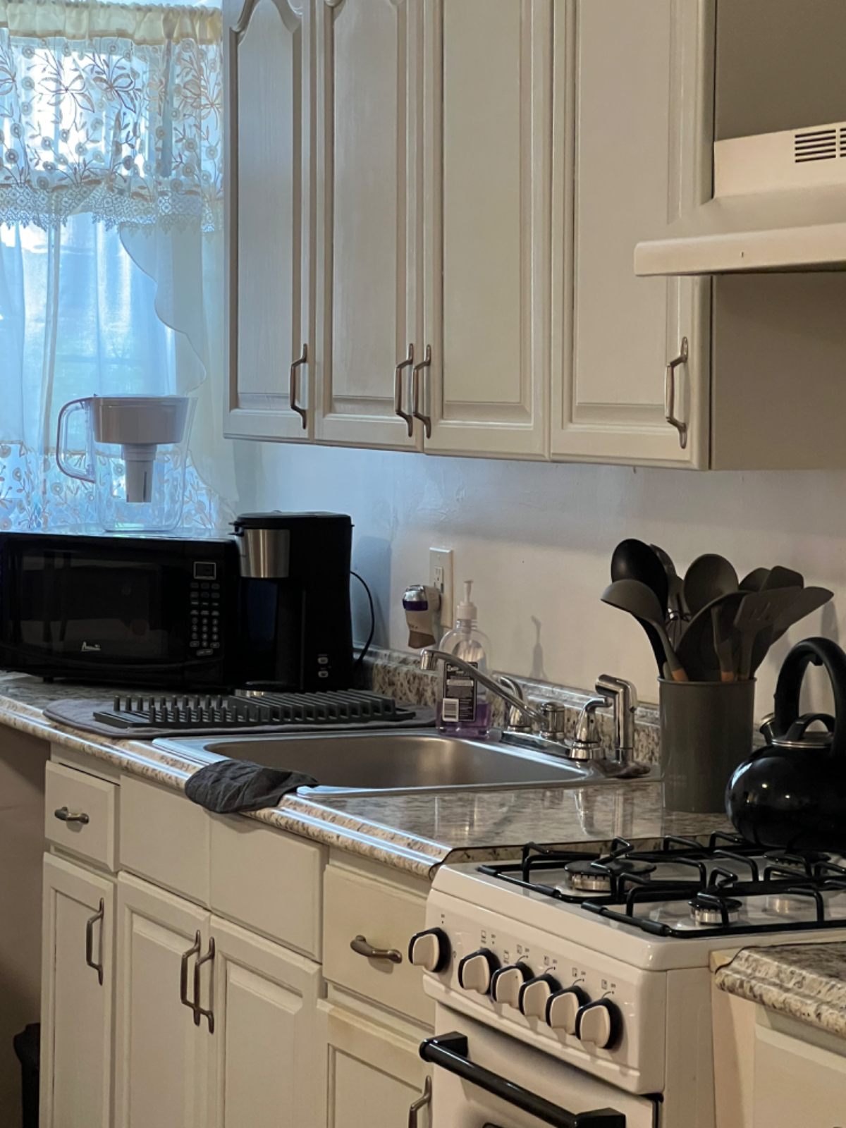 Cozy Brownstone studio apt in the most sort out area in Harlem - Photo 3
