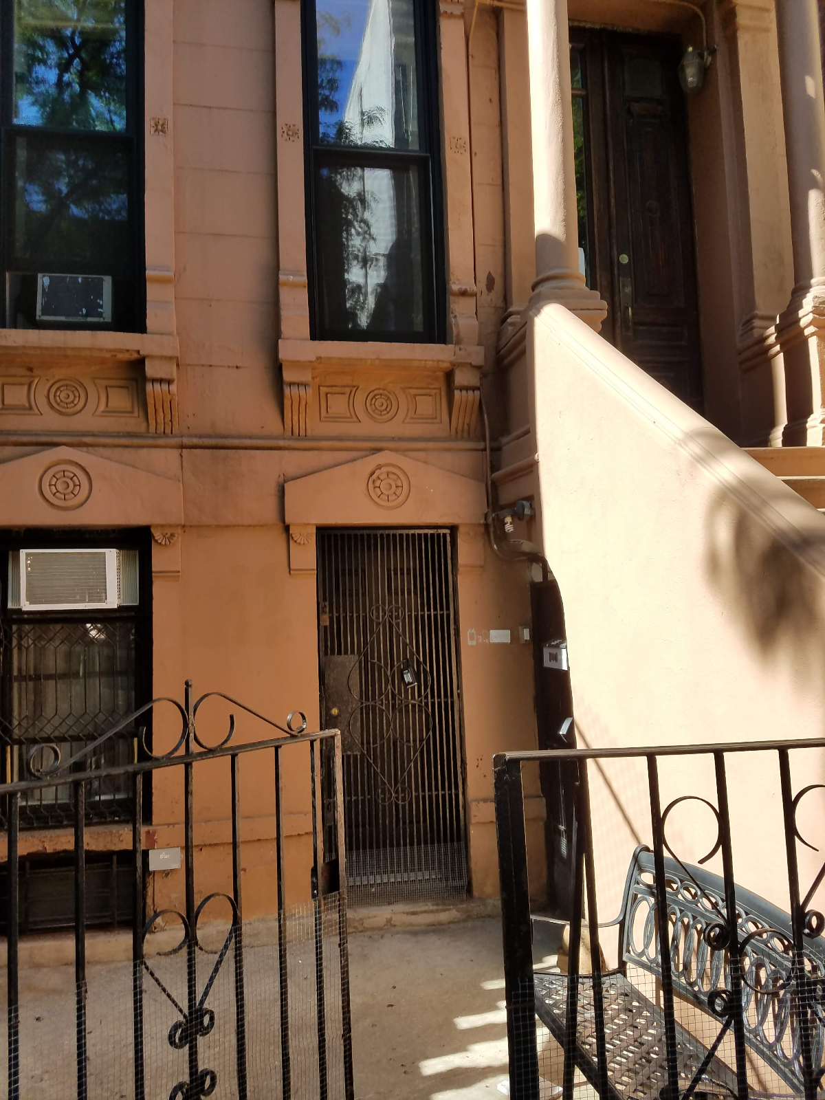 Cozy Brownstone studio apt in the most sort out area in Harlem - Photo 9
