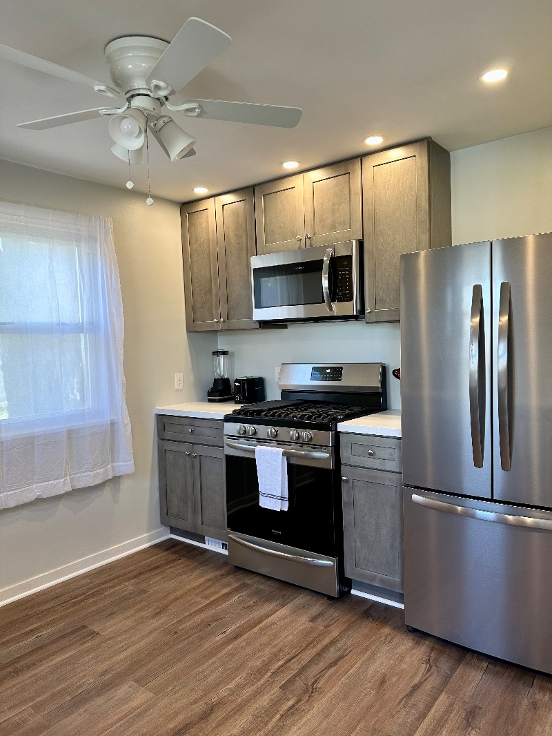 Pet Friendly- Newly Renovated- Fully Fenced- 3Bd 1Bth - Photo 4