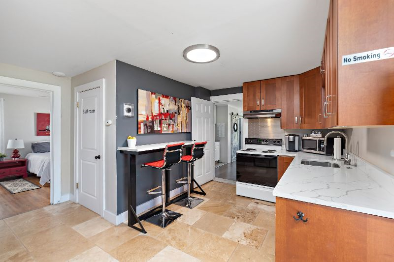Suite w/private bath  - Intern Friendly - Photo 8
