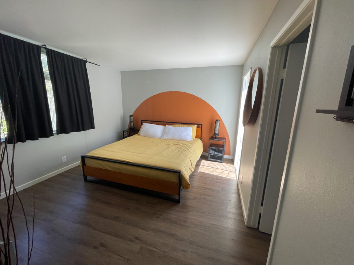 Large 1 bedroom with pool - Photo 3