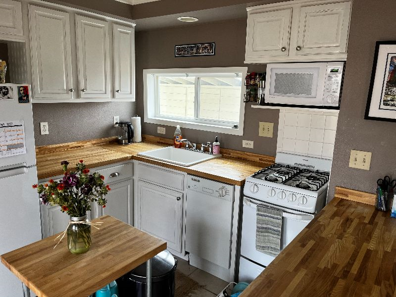 Private, bright, clean home near Main St. - Photo 3