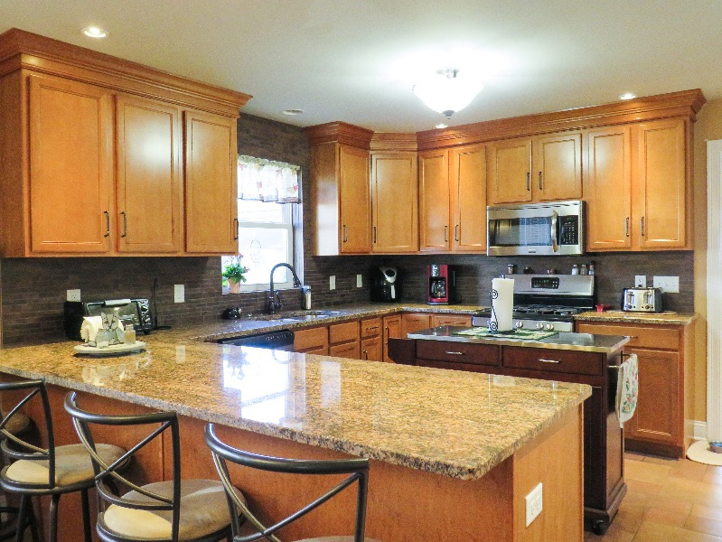 Modern and Spacious Home - Photo 4
