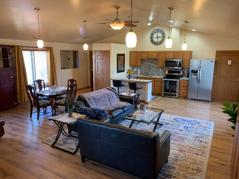 Spacious 1 Bedroom Retreat by the River