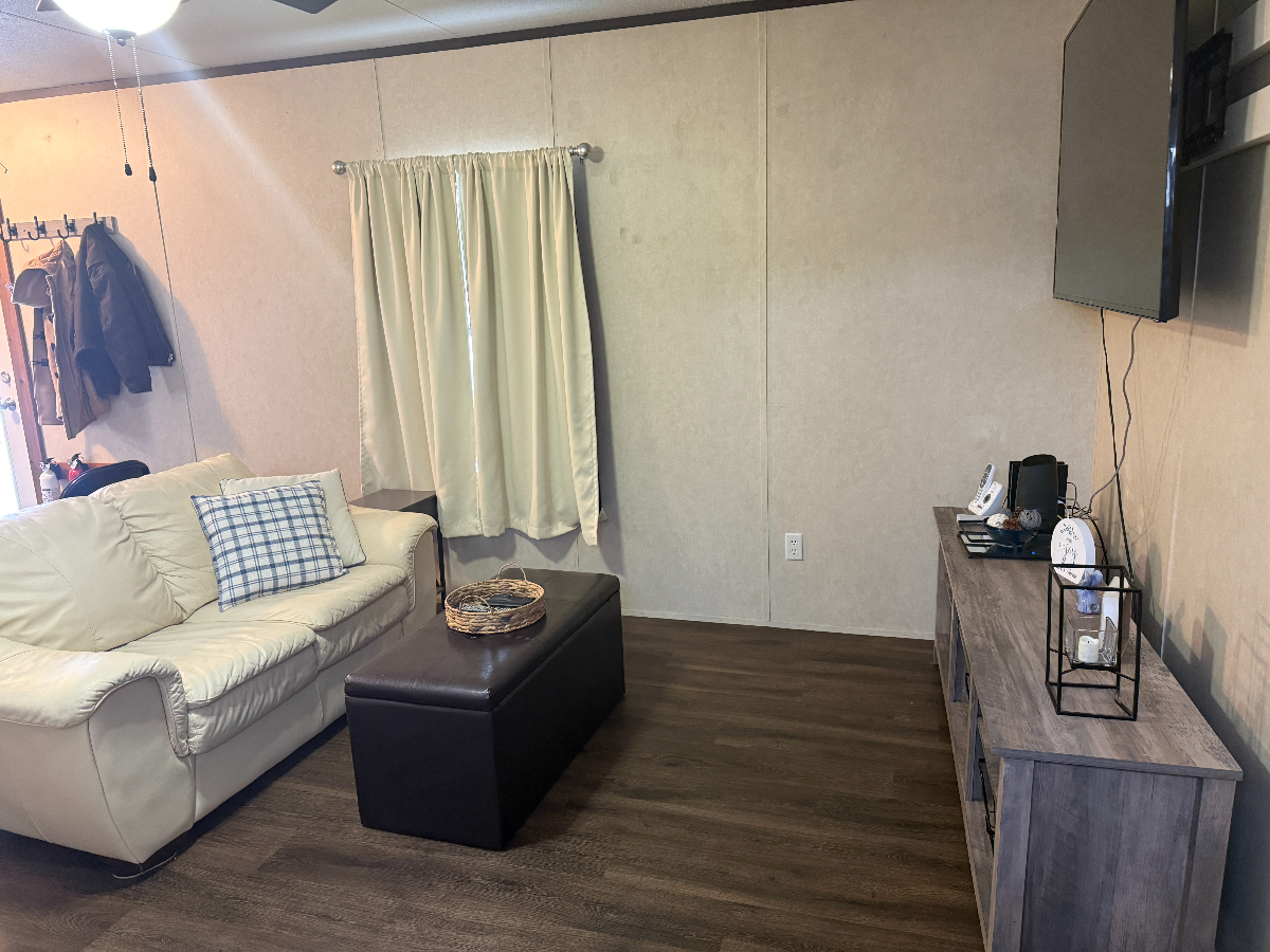 2 Bedroom 1.5 bath Home - Photo 2