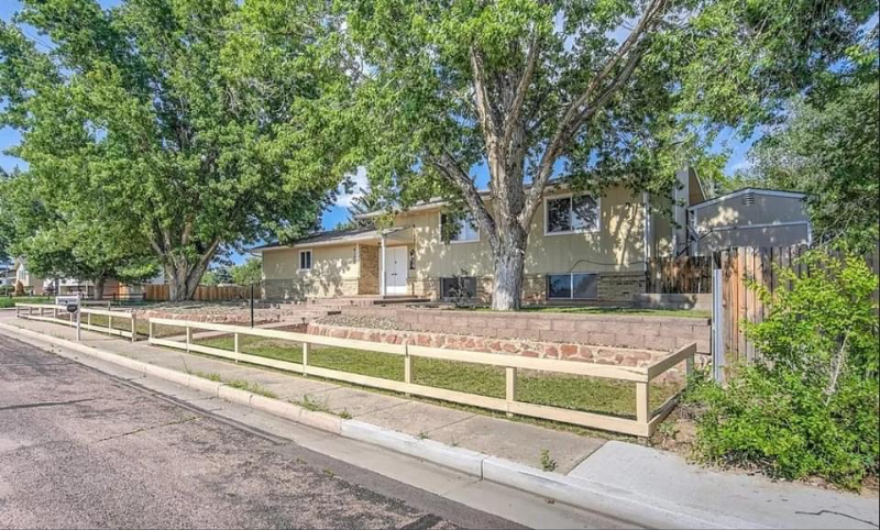 Large Comfy Room In Colorado Springs