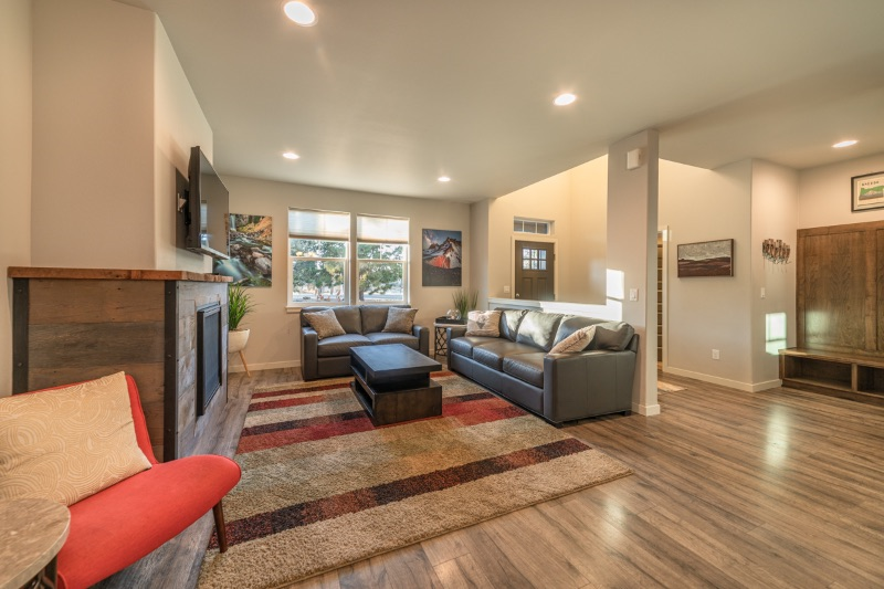 Fully Furnished 3-Bedroom Home in SE Bend - Available 9/8/2026 - Photo 3