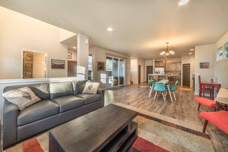 Fully Furnished 3-Bedroom Home in SE Bend - Available 9/8/2026 - Photo 4