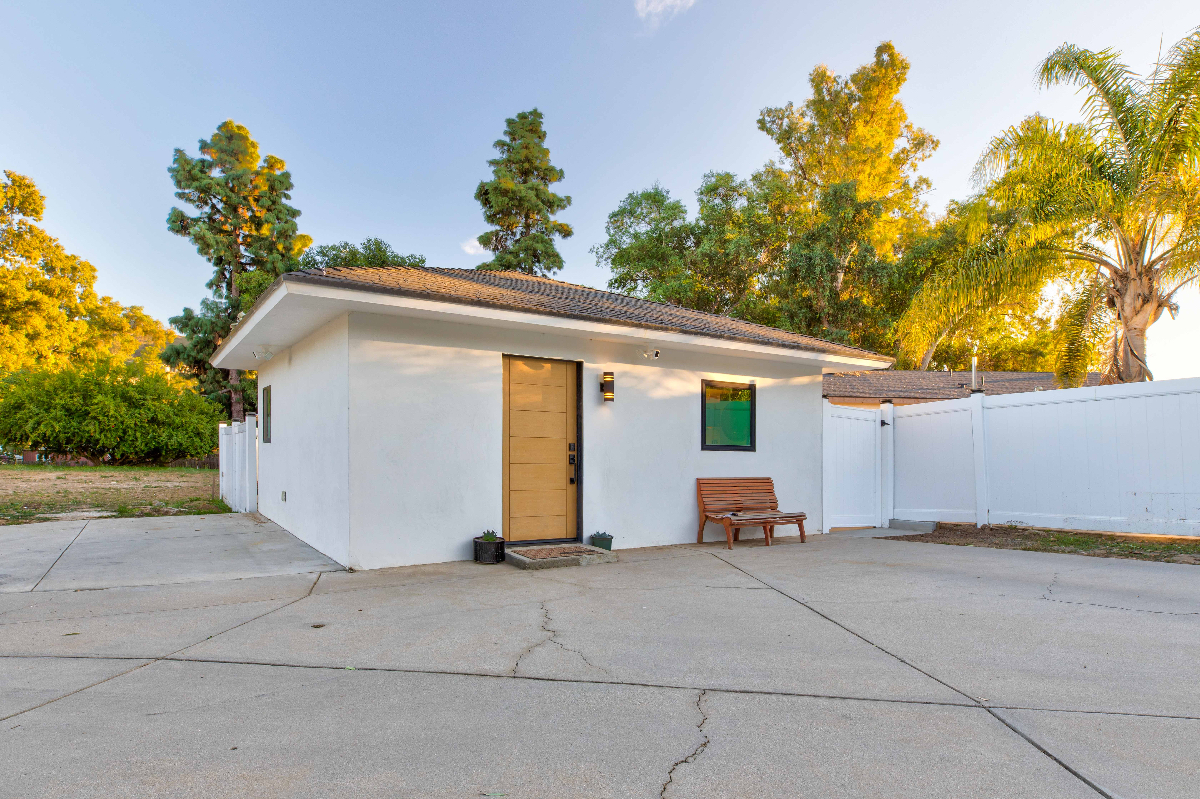 The Equine Abode Modern Horse Property Studio near Nature Trails Pets Welcome - Photo 2