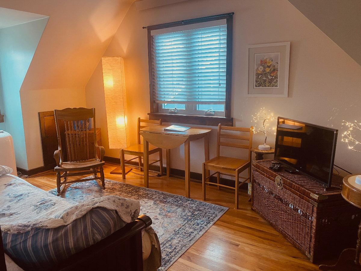 Carriage House Apartment Centrally Located - Photo 1