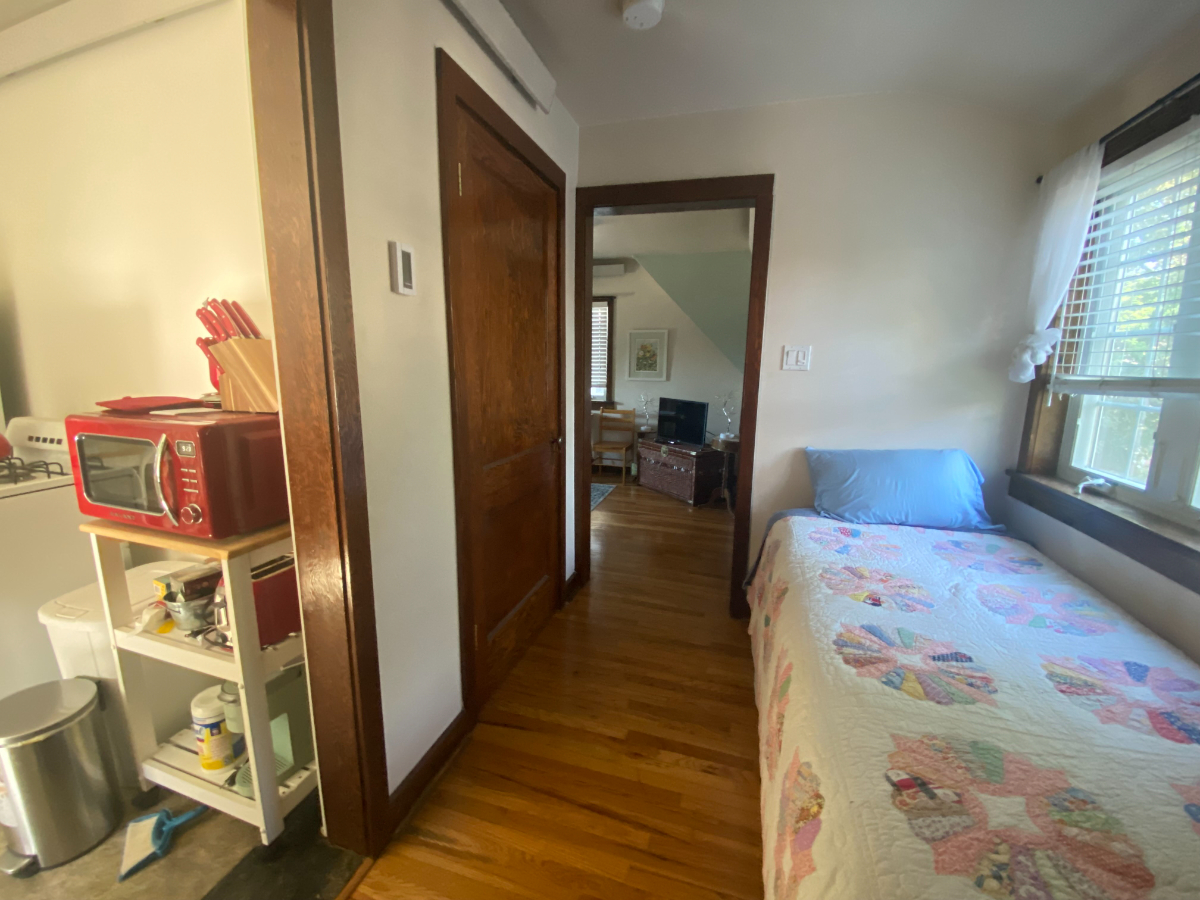 Carriage House Apartment Centrally Located - Photo 10