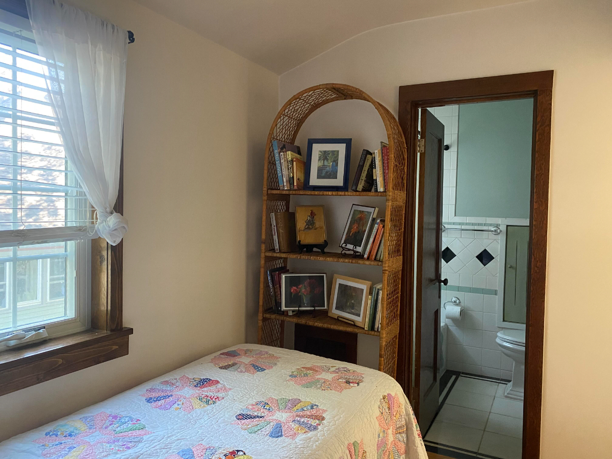Carriage House Apartment Centrally Located - Photo 11