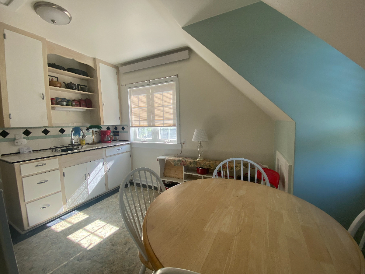 Carriage House Apartment Centrally Located - Photo 8