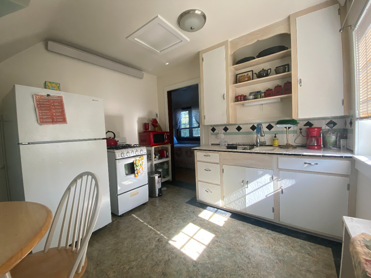 Carriage House Apartment Centrally Located - Photo 7