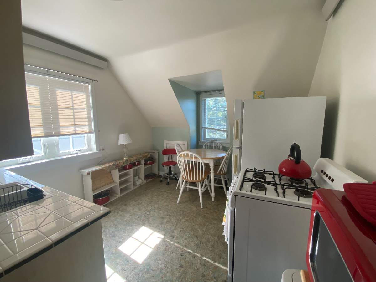 Carriage House Apartment Centrally Located - Photo 9