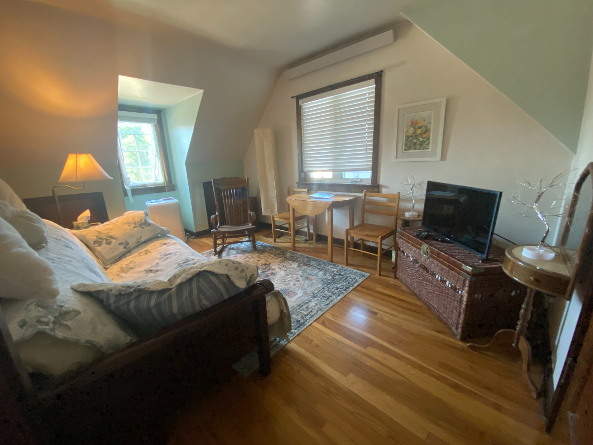 Carriage House Apartment Centrally Located - Photo 3