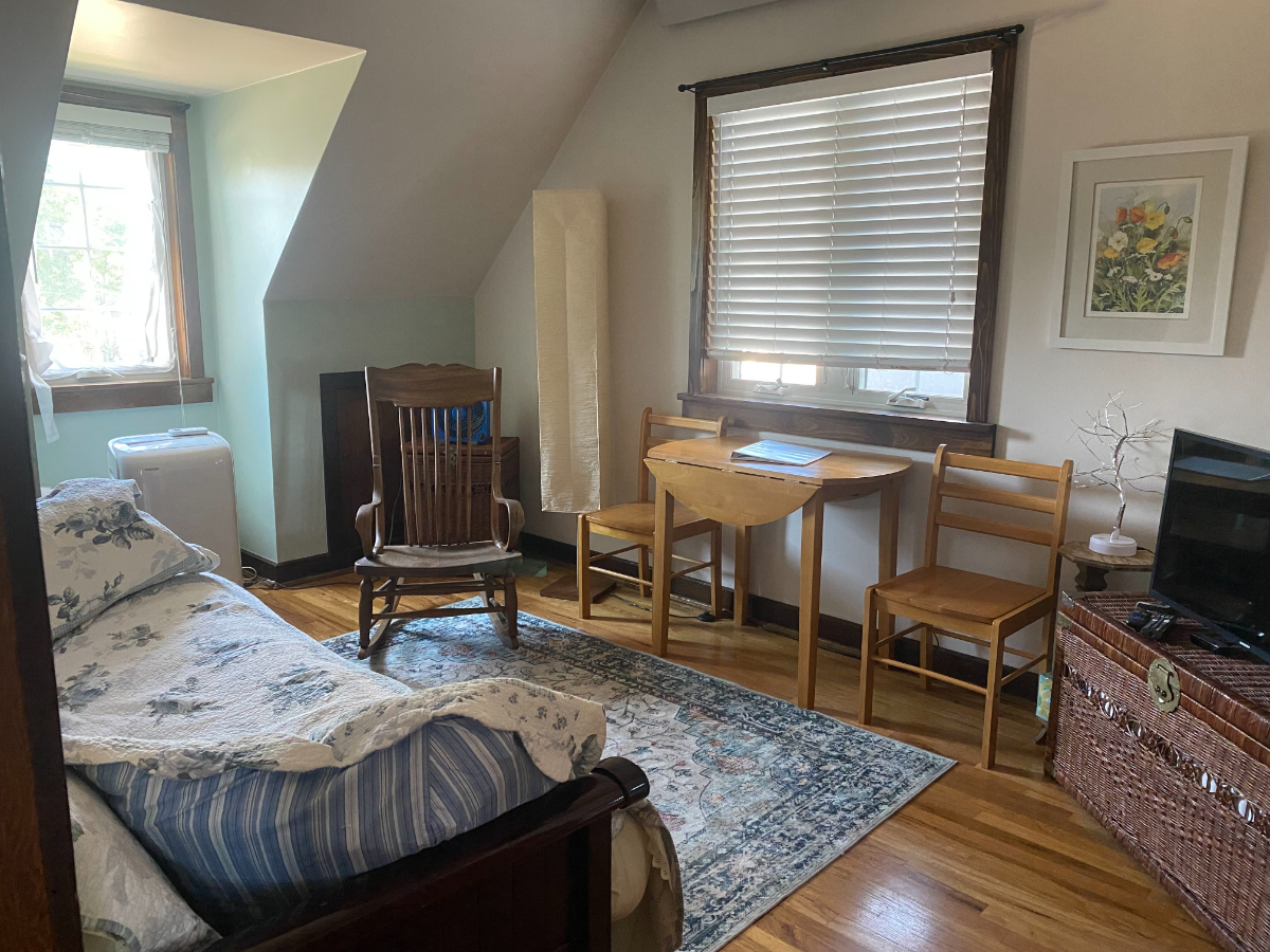Carriage House Apartment Centrally Located - Photo 2