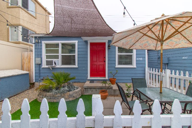 Cute and clean cottage in Pacific Beach - Photo 1