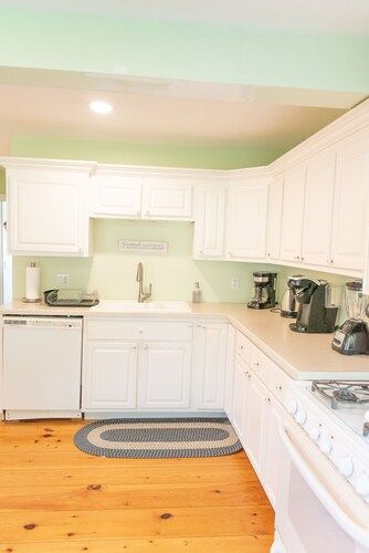 Two Bedroom Lake Champlain Apartment - Photo 5